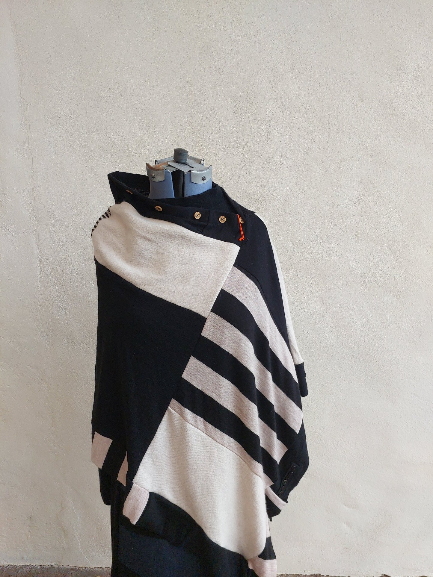 LIMITED COLOUR poncho Blk/ Cream stripe